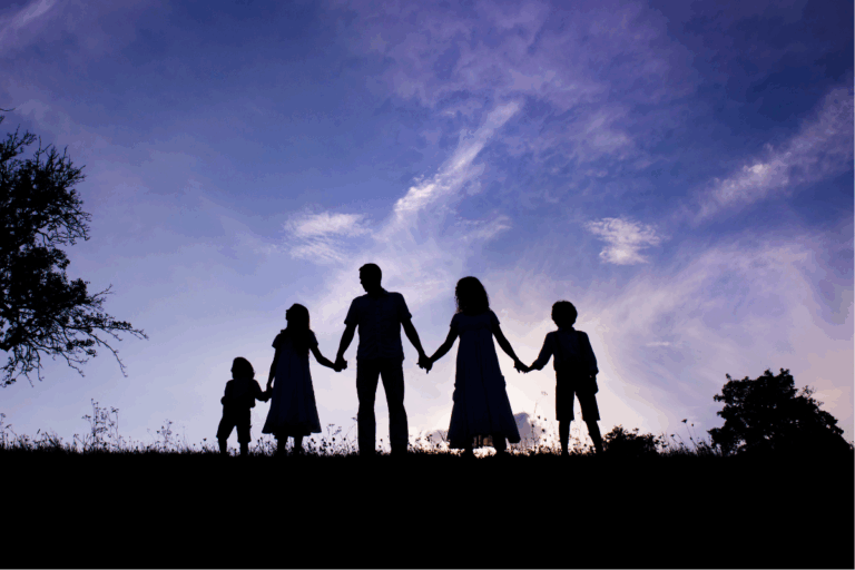 Sylwetka rodziny trzymającej się za ręce – wizualizacja prawa rodzinnego i ochrony więzi.