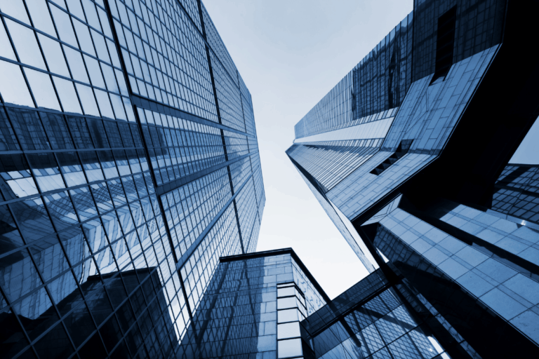 Wysokie szklane biurowce symbolizujące prawo gospodarcze i obsługę firm.